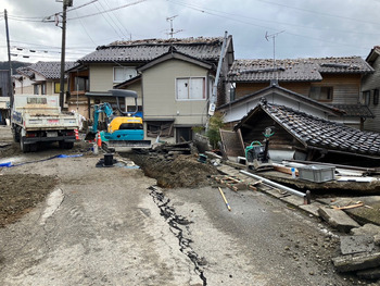 水道管を修理するため道路を掘削している様子