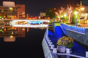 LEDが彩る新町川水際公園の様子の写真